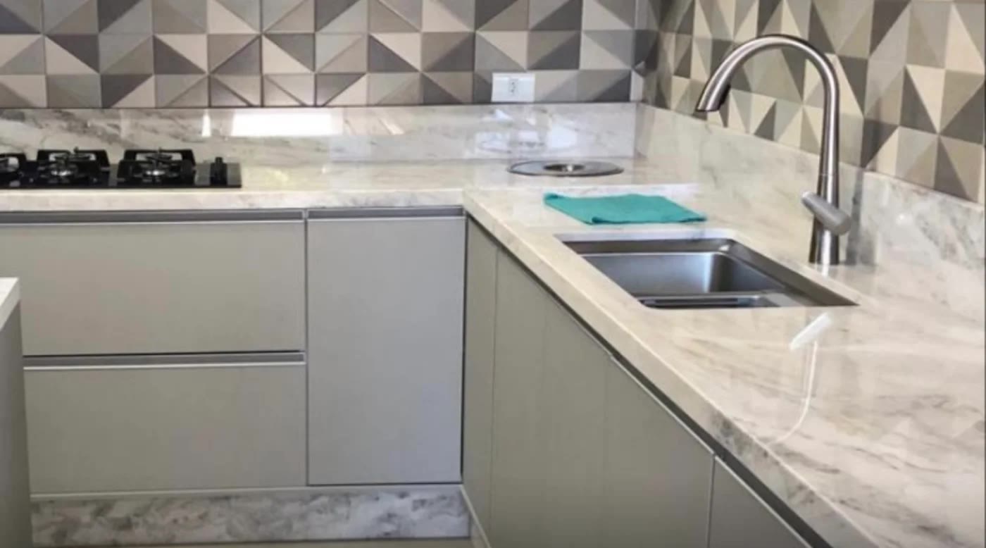 Cozinha planejada com bancada clara em pedra